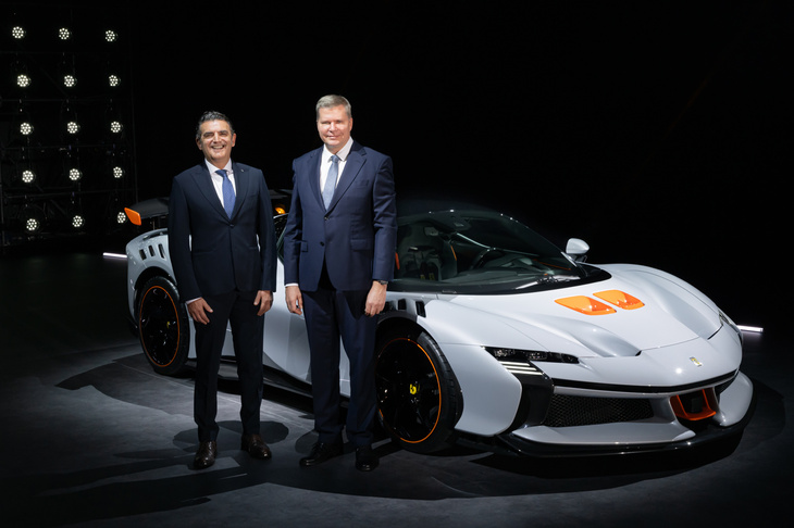 フェラーリジャパンのドナート・ロマニエッロ代表（写真向かって左）と、フェラーリ極東・中東地域代表のディーター・クネヒテル氏（同右）。