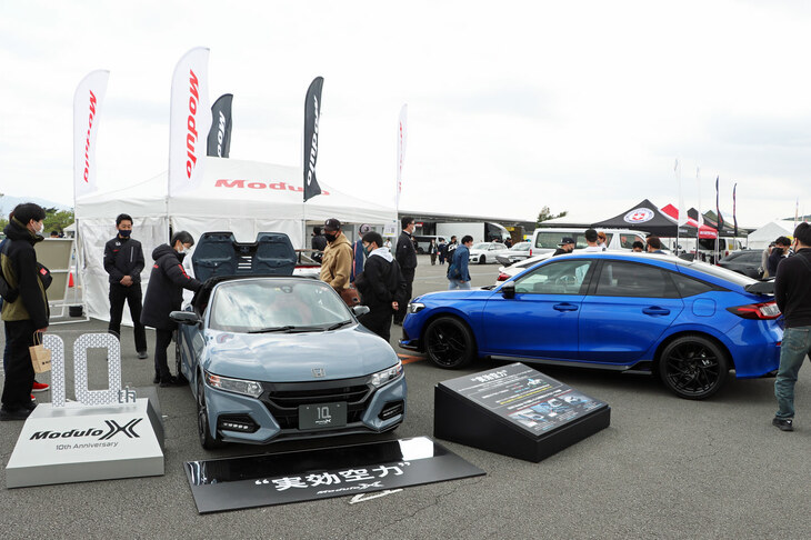 ホンダアクセスは、「実効空力」体感試乗会を実施。同車が手がけたコンプリートカー「S660モデューロX」や、軽量かつ高性能なテールゲートスポイラーを装備した「シビック タイプR」などを展示したほか、「N-BOX」を使って空力パーツの効果を体感する試乗体験も行った。
