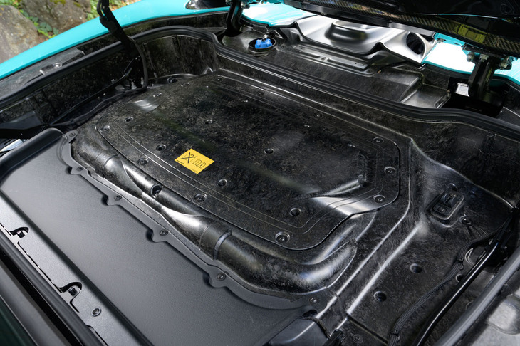 ここがルーフの収納スペース。この下にエンジンルームがあるはずだが、カーボンのケースで覆われているため簡単にはアクセスできない。ボルトの頭は星型。