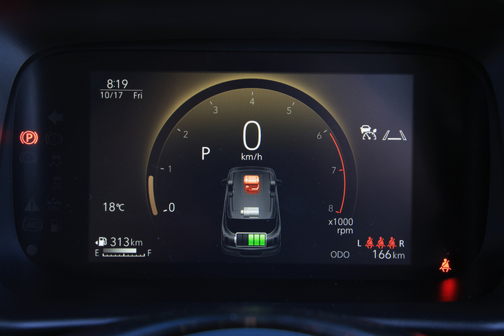 メーターパネルは7インチのフル液晶タイプを採用。今どきとしてはサイズは小さいが、表示はなかなか高精細だ。