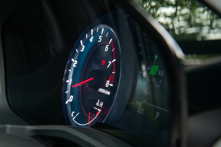 全車に採用されるオプティトロン式2眼メーターは、文字や目盛りなどが浮かび上がって見えるようデザインされている。