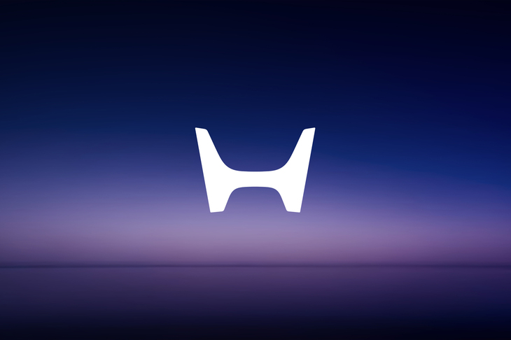 「ホンダ0シリーズ」に採用される、新しい「H」マーク。「両手を広げたような形は、モビリティーの可能性を拡張し、ユーザーに向き合う姿勢を表現……」と説明があったが、記者はフチなしのワイドなロゴに、ホンダの四輪事業参入第1号車「T360」のマークを想像してしまった。