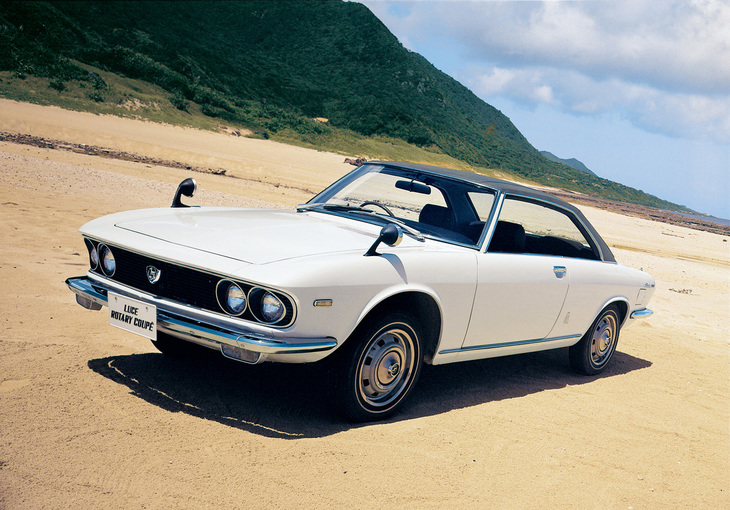 「マツダ・ルーチェ ロータリークーペ」。センターピラーレスで三角窓もない、“フルオープン”と呼ばれたサイドビューを持つハードトップは国産初だった。