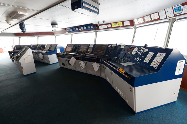 「ヘラクレスリーダー」のブリッジ。大型船による長期間の航海も少人数で可能なよう、測位や操船については自動車や航空機と同じくハイテク化が進んでいる。