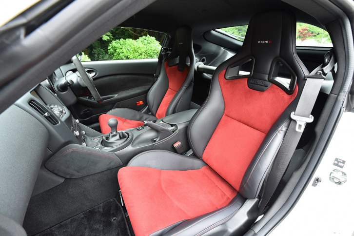 「レカロ・スポーツスター」のシェルを用いた「NISMO」専用シート。優れたホールド性とダンピング性を実現している。