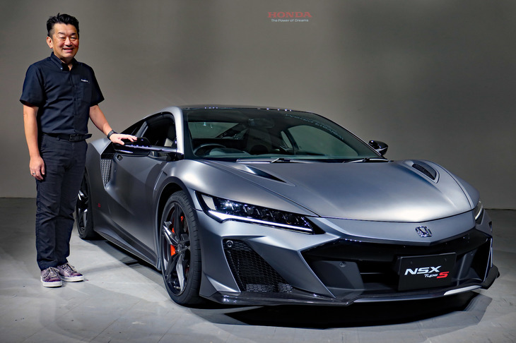 2代目「ホンダNSXタイプS」と、本田技研工業の水上 聡氏。