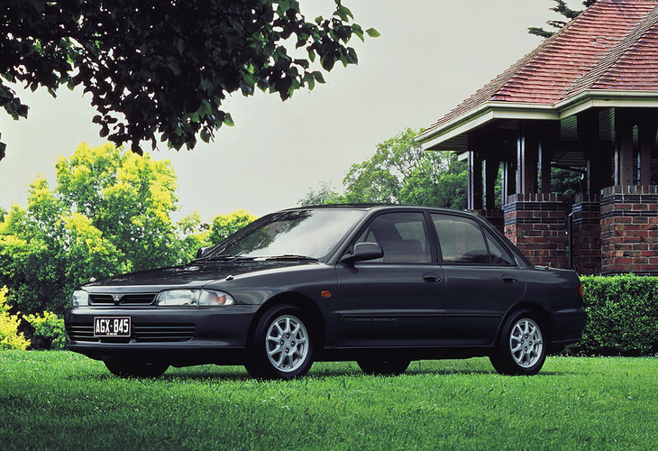 1991年「三菱ランサー6 MXサルーン」。双子車の「ミラージュ」ともども、1.6リッターV6 DOHCエンジンはセダンの上位グレードのみに積まれた。