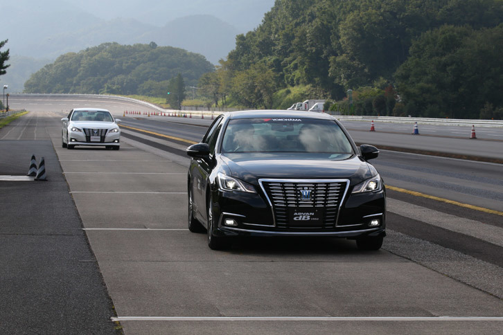 「クラウン ロイヤル」で、新旧「ADVAN dB」のロードノイズを比較。旧型の静かさも印象的だったが、新型はそれに輪をかけて静かになっていた。