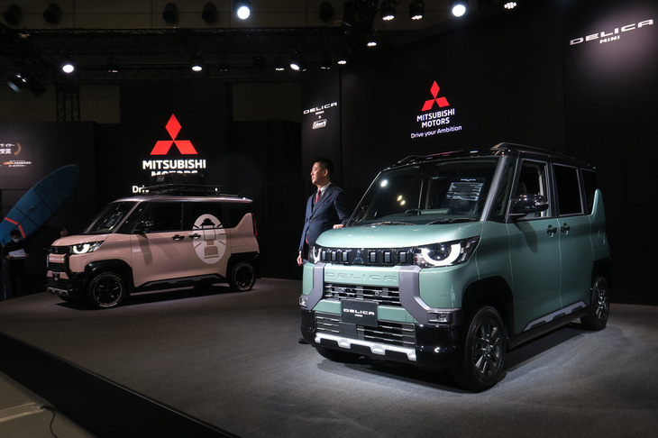 「三菱デリカミニ」と、三菱自動車 商品戦略本部チーフ・プロダクト・スペシャリストの藤井康輔氏。