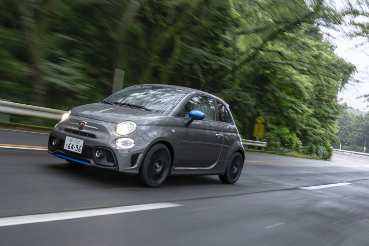 【アバルト595 F595】
	ボディーサイズ：全長×全幅×全高＝3660×1625×1505mm／ホイールベース：2300mm／車重：1120kg／駆動方式：FF／エンジン：1.4リッター直4 DOHC 16バルブ ターボ／トランスミッション：5段MT／最高出力：165PS（121kW）/5500rpm／最大トルク：230N・m（23.5kgf・m）/2250rpm／タイヤ：（前）205/40ZR17 84W XL／（後）205/40ZR17 84W XL（ピレリPゼロ ネロ）／燃費：14.2km/リッター（WLTCモード）／価格：422万円
	
	【取材時の燃費データ】
	テスト距離：283.2km（市街地1：高速道路7：山岳路2）／使用燃料：29.2リッター（ハイオクガソリン）／参考燃費：9.7km/リッター（満タン法）／10.4km/リッター（車載燃費計計測値）