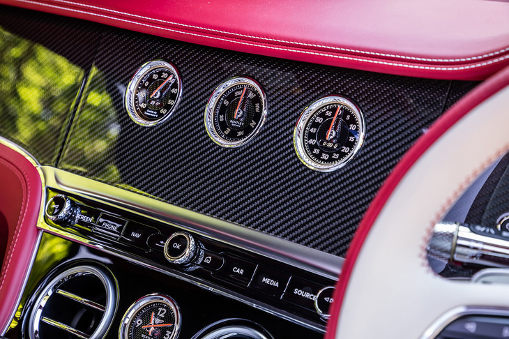 センターコンソールが回転し、カーボンパネル／ナビ画面／アナログ3連メーターの各パネルが切り替えられる「ローテーションディスプレイ」は87万8700円のオプションアイテム。写真は左から外気温時計、方位計、ストップウオッチが並ぶアナログ3連メーターを表示した様子。