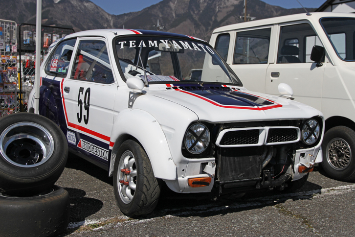 1970年代にツーリングカーレースで活躍したチームヤマトの「ホンダ・シビック」風に装った「ホンダ・ライフ」。いわく5/6（スケール）のヤマト・シビック。