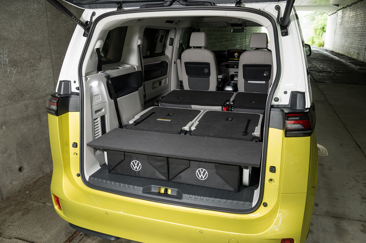 2列目シートまで倒してもご覧のとおりフラットな空間が広がる。荷室の最大容量は2469リッターとされているが、その場合は2列目と3列目を外す必要がある（ご承知のとおり、ものすごく重い）。