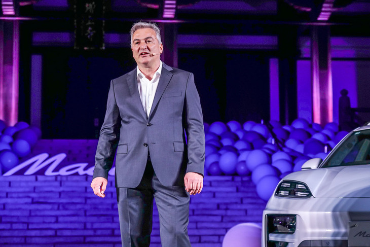 新型「マカン」のローンチイベントでスピーチするマカン製品ライン統括責任者のイェルク・ケルナー氏。