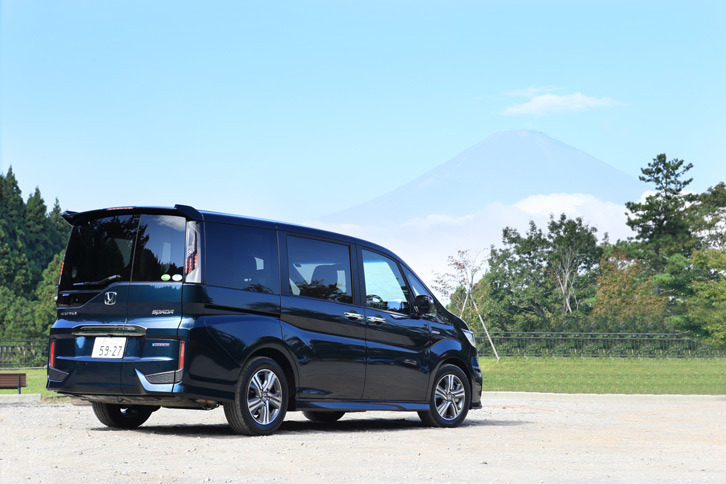 テスト車のボディーカラーは「フォレストグリーン・パール」。ハイブリッド車のみに用意される有償色である。