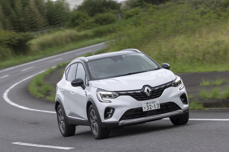 欧州におけるベストセラーSUVという肩書とともに、2021年2月に日本で発売された現行型「ルノー・キャプチャー」。今回連れ出したのは、先進装備の充実した上級グレード「インテンス テックパック」である。