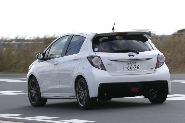 テスト車は、ルーフエンドに「GRリアスポイラー」（8万1000円のオプション）を装着していた。