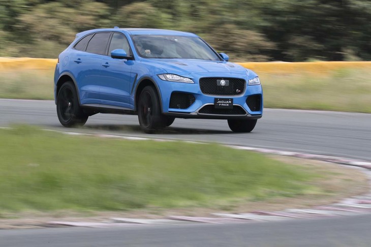 ジャガーFペースSVR
	ボディーサイズ：全長×全幅×全高＝4740×1960×1670mm／ホイールベース：2875mm／車重：2070kg／駆動方式：4WD／エンジン：5リッターV8 DOHC 32バルブ スーパーチャージャー付き／トランスミッション：8段AT／最高出力：550PS（405kW）/6000-6500rpm／最大トルク：680N・m（69.4kgf・m）/2500-5500rpm／タイヤ：（前）265/40ZR22 （後）295/35ZR22／価格：1306万円