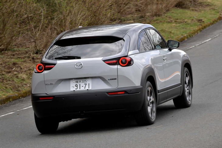 【マツダMX-30 EVモデル ハイエストセットのスペック】
	ボディーサイズ：全長×全幅×全高＝4395×1795×1565mm／ホイールベース：2655mm／車重：1650kg／駆動方式：FWD／モーター：交流同期電動機／最高出力：145PS（107kW）/4500-1万1000rpm／最大トルク：270N・m（27.5kgf・m）/0-3243rpm／タイヤ：（前）215/55R18 95H／（後）215/55R18 95H（ブリヂストン・トランザT005A）／一充電最大走行可能距離：256km（WLTCモード）／281km（JC08モード）／交流電力量消費率：145Wh/km（WLTCモード）／価格：495万円
	
	【取材時の電費データ】
	テスト距離：258.9km（市街地1：高速道路7：山岳路2）／消費電力量：43.9kWh／参考電力消費率：5.9km/kWh