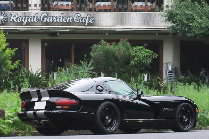 以前、「EXキーパー」の施工を行ったwebCGほったの「ダッジ・バイパー」。20年落ちのボディーが見事によみがえった。ボディーへの映り込みや水はじきなど、その仕上がりは感動ものだったという。