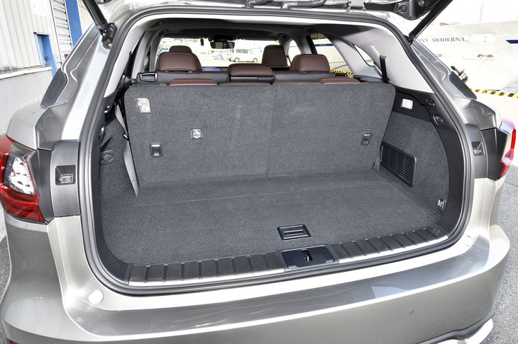 7人乗車時のラゲッジルーム。日常的に使うぶんには、必要十分なスペースが確保されている。