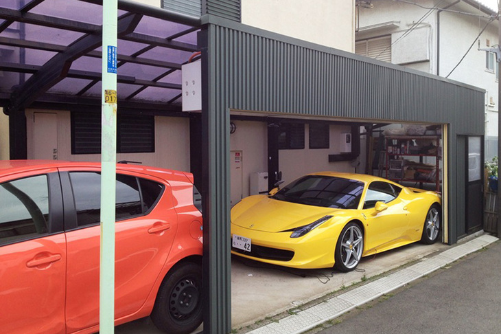 「アクア」（手前）と「フェラーリ458イタリア」（奥）が並んだ当時の自宅ガレージ。アクアのハンドリングは驚くほどシャープで、458に通じるものがあった。