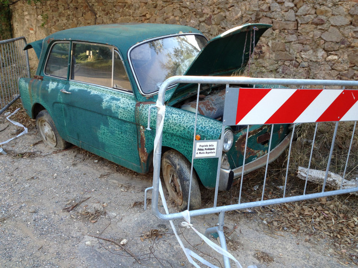 路上に放置された廃車。「アウトビアンキ・ビアンキーナ」。