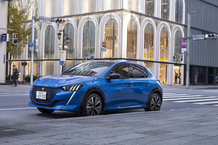 2020年7月に発売された、プジョーのコンパクトEV「e-208」。装備の異なる「アリュール」「GTライン」の2グレード展開で、今回は後者に試乗した。