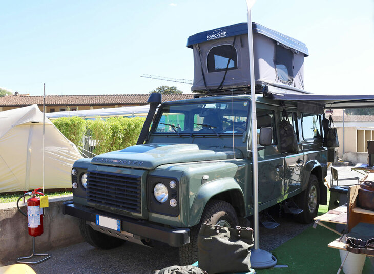 2024年6月、「ピッティ・イマージネ・ウオモ」の会場で。レザーを得意とするカンポマッジの屋外展示。