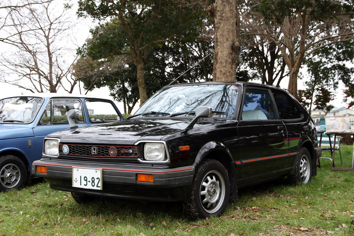 「シビック」は1979年にフルモデルチェンジを果たし“スーパーシビック”を名乗るが、見た目も内容も初代のキープコンセプトだった。これは1981年のマイナーチェンジでヘッドライトが丸形から角形に改められた後期型のスポーティーグレード「3ドア CX-S」。