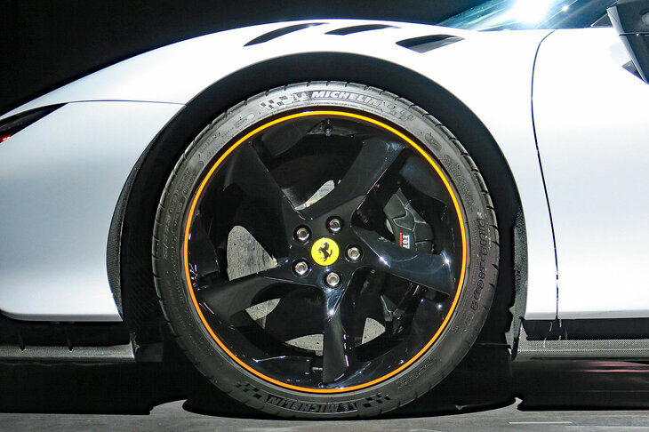 フェラーリSF90 XXストラダーレ（フロントタイヤ＆ホイール）