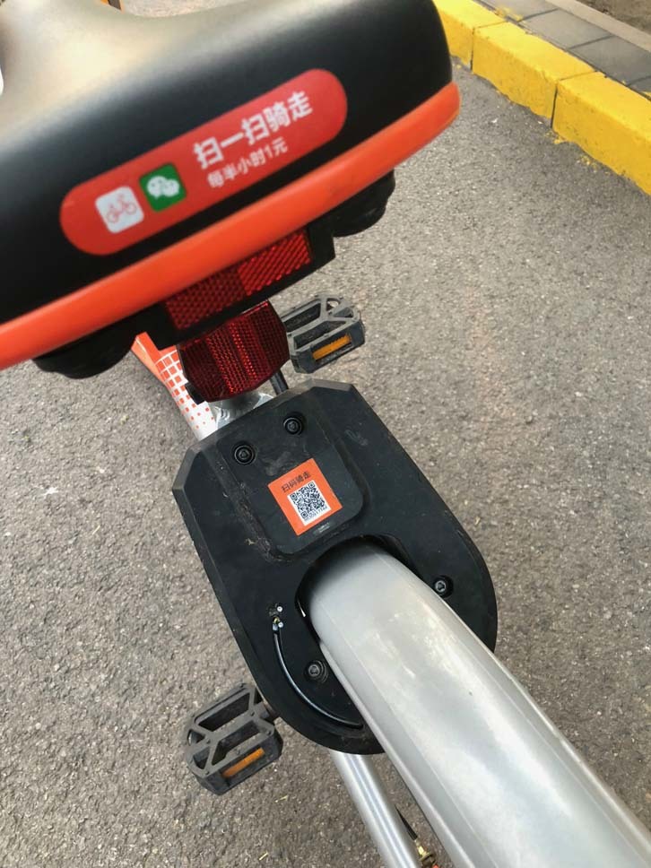 スマートフォンを自転車のQRコードに向け、前の写真の画面上の黒ボタンを押すとロック解除できる。