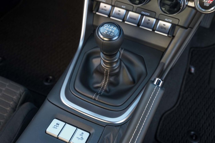 6段MTはユニットの構造から見直すことで、2速→3速などの斜めにレバー操作したときの引っかかり感を低減している。