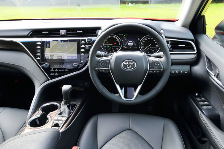 ステアリングホイールのテレスコピック（前後可動）量と、シートの前後スライド量は、先代よりもそれぞれ20mmアップ。ドライビングポジションの自由度が増した。