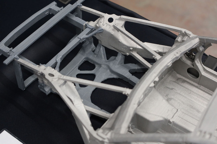 「トヨタGR GT」のオールアルミ骨格のミニチュア。