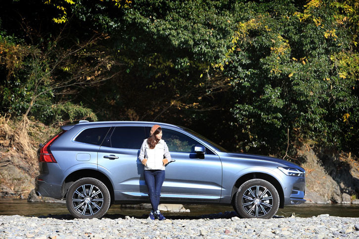 エアサスペンションを装着した「T5 AWDインスクリプション」は、ドライブモードにより車高が変わります。「コンフォート」や「エコ」、「ダイナミック」などさまざまなモードが用意されていますが、「オフロード」を選択すると写真のように最低地上高が最も高くなり、不整地に適したクリアランスが得られるようになります。なんだか、ひと回り大きなクルマに見えますね。