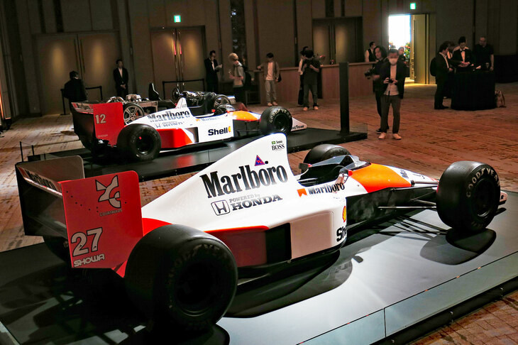 「マクラーレンMP4/5B」（写真手前）と「MP4/4」（同奥）。