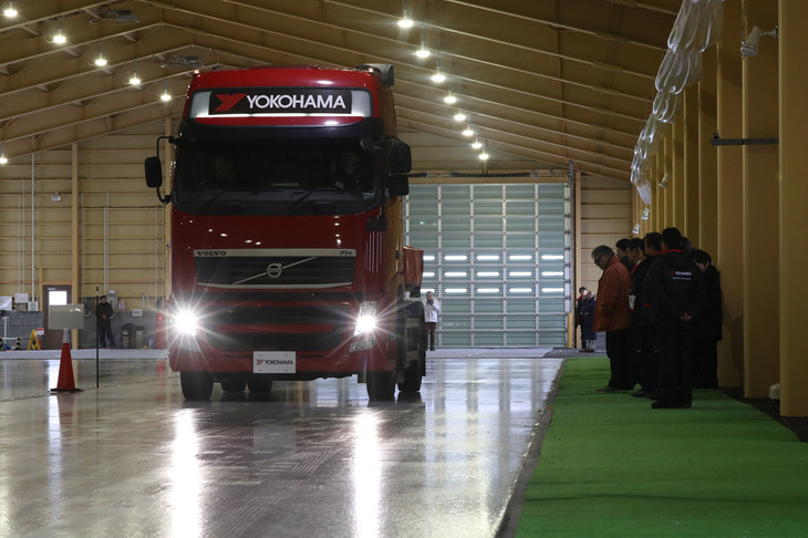屋内氷盤試験場では乗用車だけでなく、バスやトラックなどを使った商用車用ウインタータイヤの試験も可能となっている。