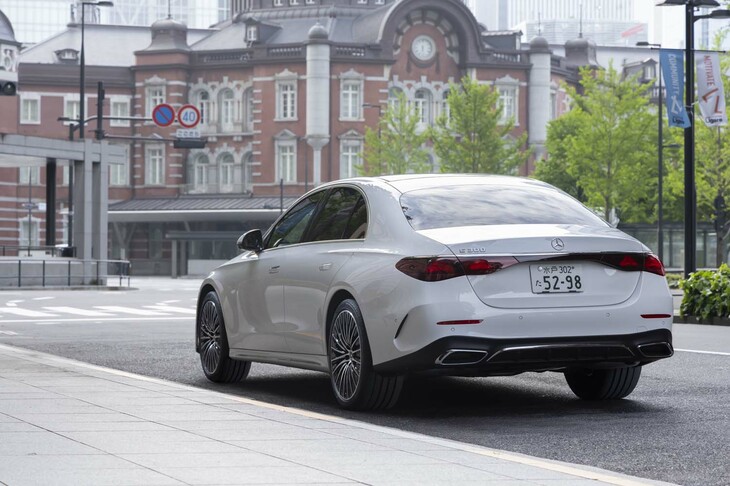 「メルセデス・ベンツE300エクスクルーシブ」の標準タイヤサイズは225/50R18（前後同径）だが、今回の車両はオプションの20インチホイールを素着していたため、それに合わせたサイズのタイヤで試走を行った。