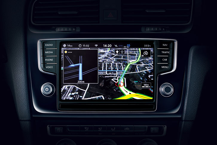 純正インフォテインメントシステム「ディスカバープロ」にはテレマティクス機能である「ガイド＆インフォーム」が追加された。スマートフォンなどを介してGoogle検索や、Google Earthの地図を利用することができる。