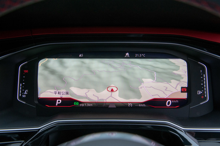 新たにオプション設定された「アクティブ インフォ ディスプレイ」。他のモデルに搭載される従来のものより、表示の自由度が大幅に向上しており、ナビ画面をディスプレイの全面に映し出すことも可能となった。