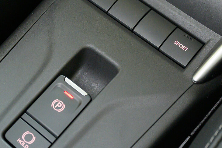 「スポーツモード」のオン／オフスイッチはセンターコンソールに配置。パーキングブレーキは電動式となる。