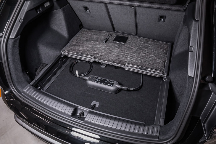 後席使用時の荷室容量は520リッターで、背もたれを前方に倒せば最大1490リッターに拡大できる。荷室床面は2段階の調整式で、床面を上部にセットした場合（写真）は、床下に普通充電器を収納可能なスペースが生まれる。