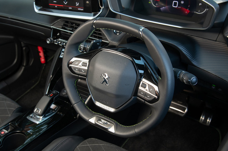 小径のステアリングホイールによる独特の操作感も、今日のプジョーの特徴。ガソリン車の「SUV 2008」にはシフトパドルが標準装備される。