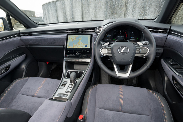 各所にスエード調表皮が用いられた“クール”のインテリア。内装色は「ブラック＆ダークグレー」のみで、各所にオレンジのアクセントがあしらわれる。