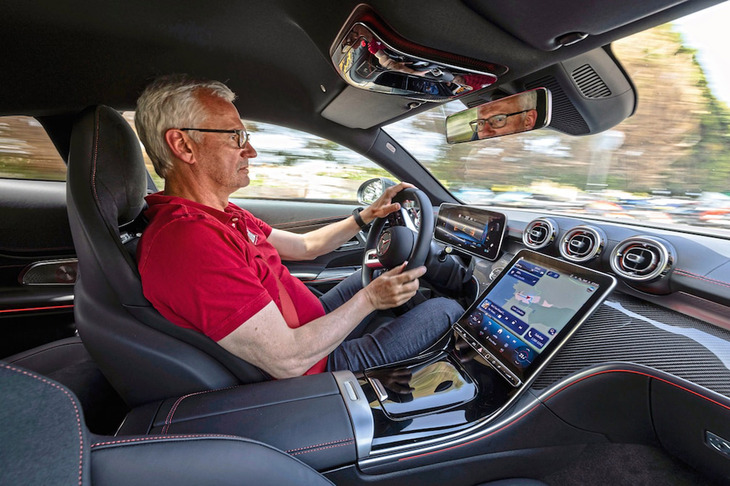 標準モデルであっても路面にしっかりと腰を据えるような安定感を味わえるが、AMGになるとさらにレベルが上がり、味つけがより濃厚になる。