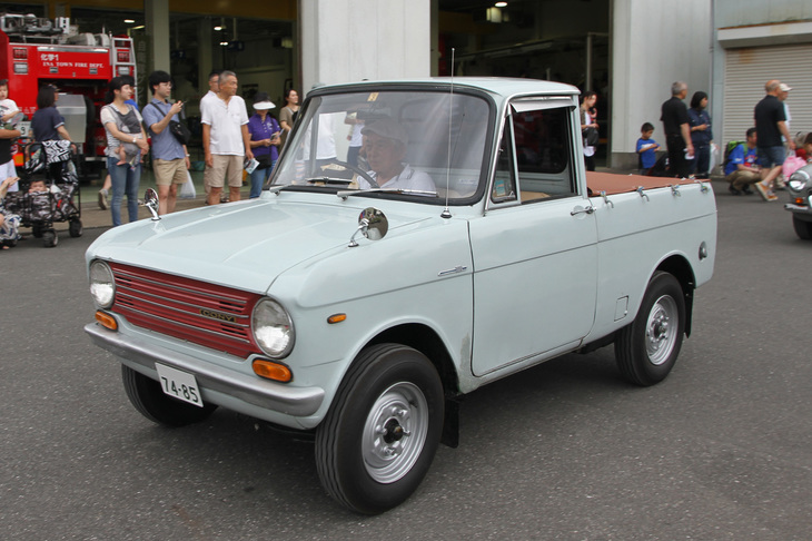 1969年「コニー360トラック」。現在は日産系のパワートレインメーカーである愛知機械工業が、かつて製造販売した軽商用車がコニー。AF7という型式名のこれは、1962年からコニーが自社製モデルの生産を終了する70年までつくられた軽トラック／ライトバン。ボンネット型だが、シャシー床下に空冷水平対向2気筒エンジンをミドシップしており、同じシャシーを使った「コニー・ワイド」と名乗るキャブオーバー型も存在した。