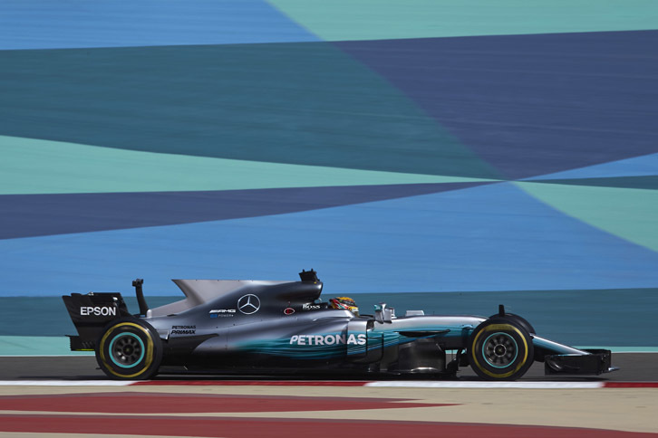 連続ポールポジション記録は「6」で終わり。メルセデスのハミルトン（写真）は、予選定位置のP1をチームメイトのバルテリ・ボッタスに譲り2番グリッドからスタート。ベッテルに先を越され3番手に落ちるも、終盤になんとか2位まで持ち直した。セーフティーカーラン中の不用意なスローダウンで5秒ペナルティーを受けていなければ、ベッテルとの優勝争いはより白熱したかもしれない。（Photo=Mercedes）