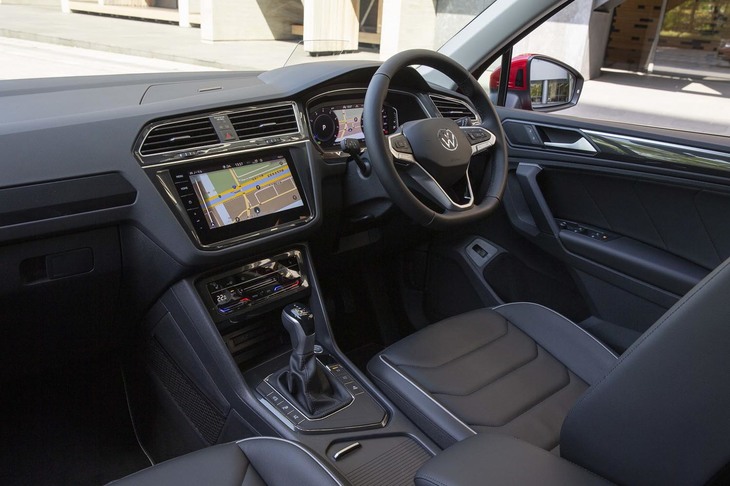 質実剛健なデザインのインテリア。