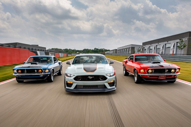 2020年に2021年モデルとして47年ぶりの復活が発表された「マスタング マッハ1」（写真中央）。左右の車両は初代モデルに設定された元祖マスタング マッハ1。
